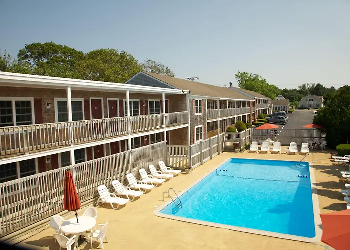 Holiday Hill Inn & Suites